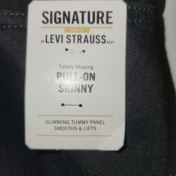 Levi Skinny Jeans size 24 women. - Picture 4 of 6